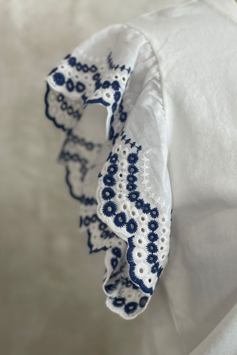 Camiseta con flecos